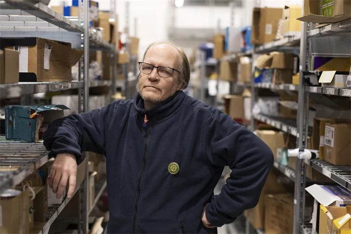 Manligt skyddsombud med bestämt uttryck,  jobbar på lager.