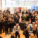 Människor och montrar på Handels kongress.