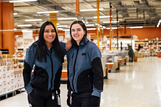 Två unga kvinnor jobbar i butik