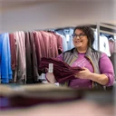 En kvinna som jobbar på klädavdelningen på en stormarknad.