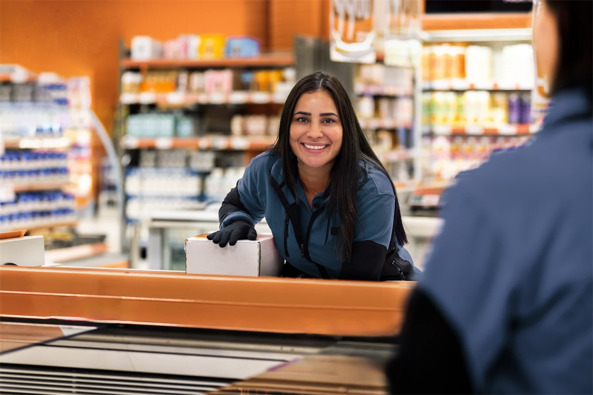 Två unga kvinnor som jobbar i butik