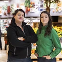 Två kvinnor som arbetar i butik