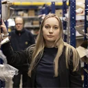 Två lagerarbetare med bestämt och stolt uttryck.