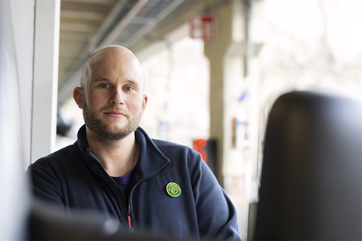 Ungt manligt skyddsombud som jobbar på lager.